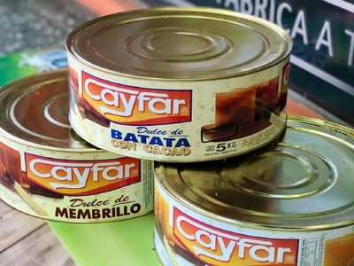 Con las latas de dulce de batata que ibas a tirar, hacé este bonito proyecto para ordenar y decorar tu cocina