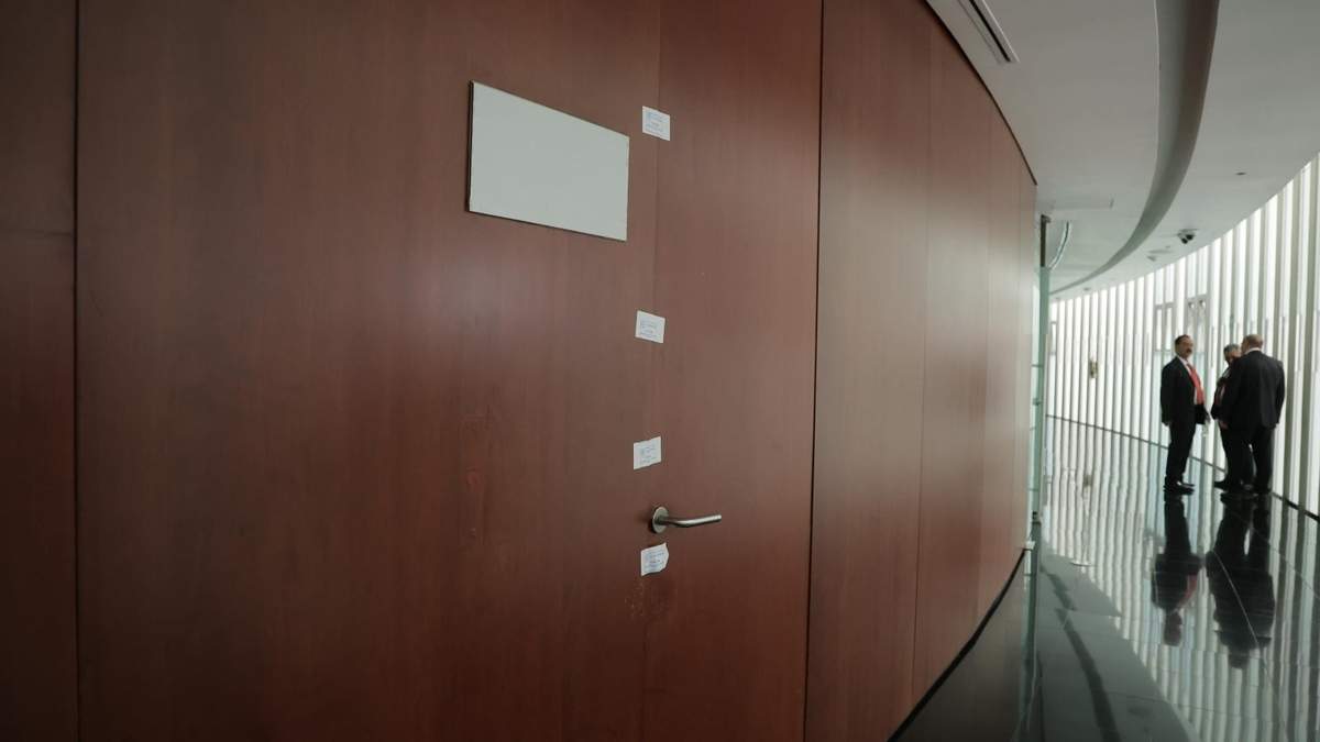 Los sellos en la puerta del salón de belleza