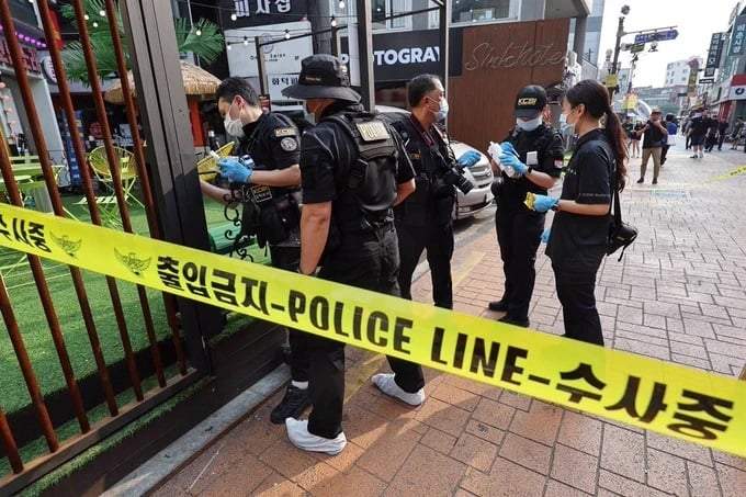Policía de Corea del Sur en el lugar donde apuñalaron a un maestro en el sur de Seúl
