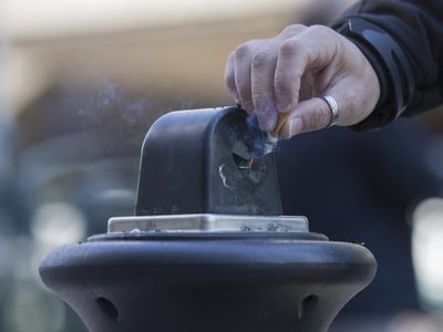 Francia prohibirá fumar en las playas, parques y bosques