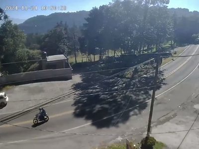 Motociclistas mueren al impactarse contra microbús en la México-Cuernavaca (Video)