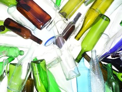 No tirés las botellas de vidrio y reciclalas con esta idea para un toque coquette en tu hogar