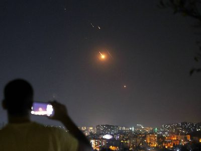 Israel lanza nuevos bombardeos contra "objetivos militares" en la capital de Irán