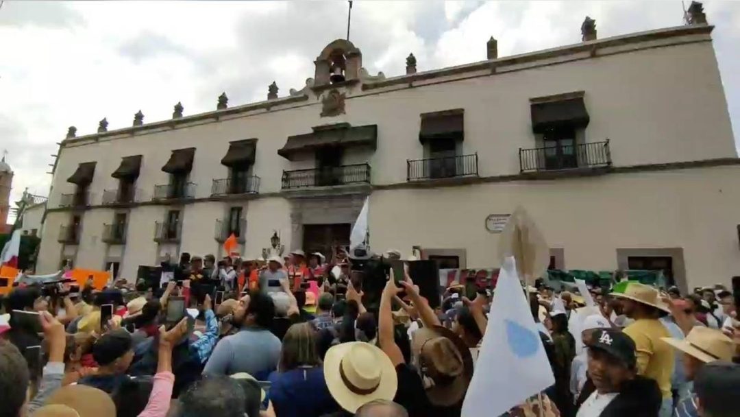 Protestan por agua a las afueras de la oficina del gobernador de Querétaro, Mauricio Kuri
