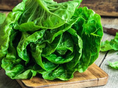 El truco fácil y viral para cultivar tu propia lechuga en casa con algo que casi siempre termina en la basura