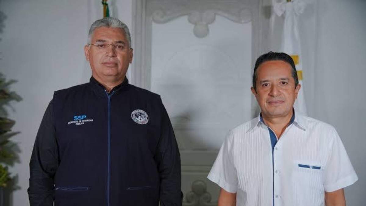 El secretario de Seguridad Pública de Quintana Roo, Lucio Hernández Gutiérrez, y el gobernador Carlos Joaquín