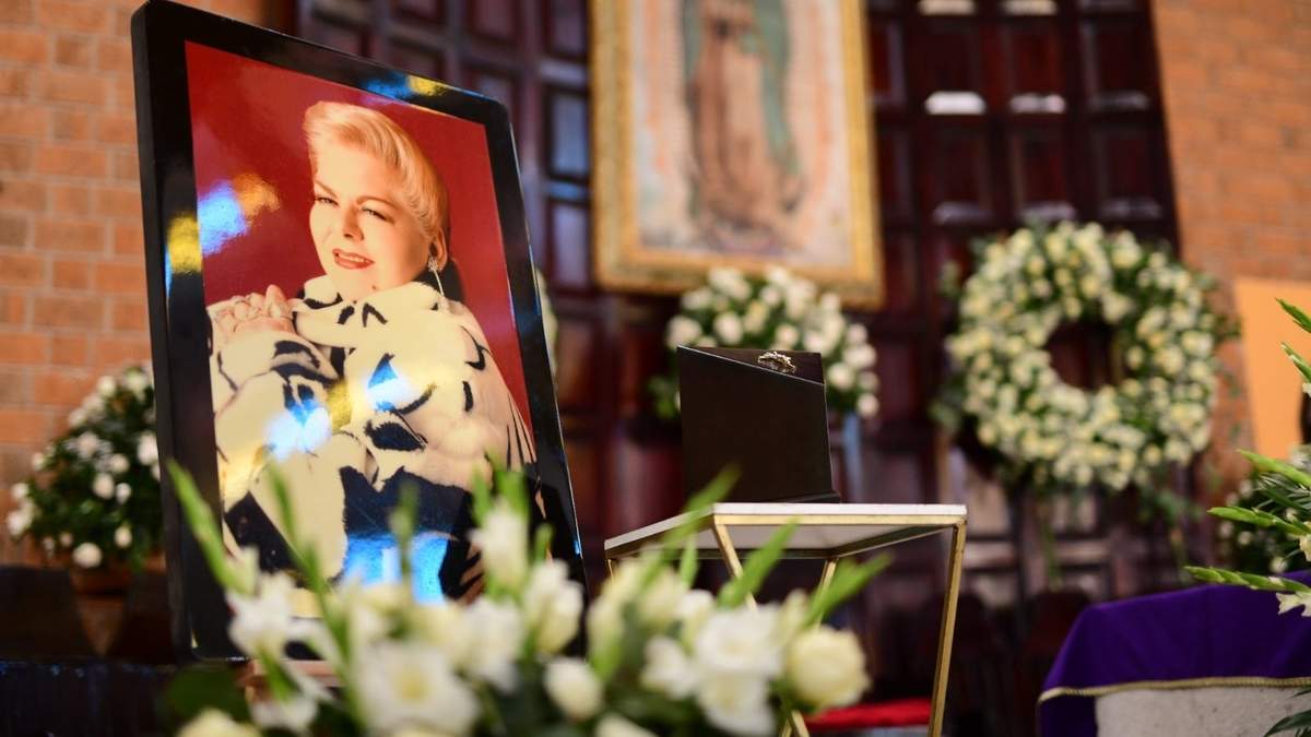 Las cenizas de Paquita la del Barrio durante la misa en la iglesia Cristo Rey