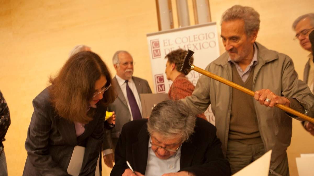 Vicente Rojo bromea con José Emilio Pacheco en 2011