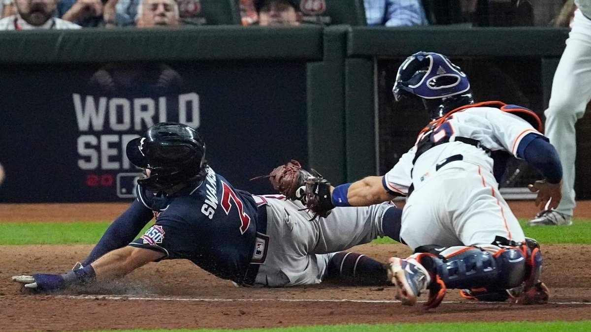 Dansby Swanson, de los Bravos de Atlanta, anota en la octava entrada