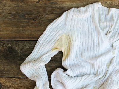 Tomá nota: este es el mejor truco para eliminar las manchas amarillas de tus prendas favoritas
