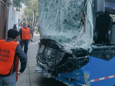 Aspirante a chofer estrella un trolebús durante su capacitación; hay tres heridos (Video)