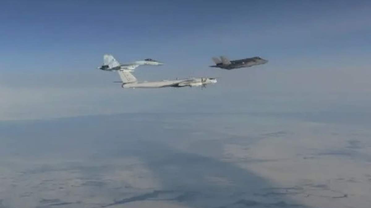 Imagen de archivo de varios aviones estadunidenses interceptando cazas rusos