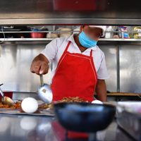 Encuentran bacterias fecales en salsas de puestos cercanos al Metro de la CDMX
