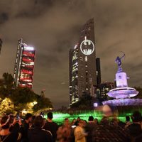 Por 80 años de Batman, proyectan la batiseñal en Torre Reforma en CDMX