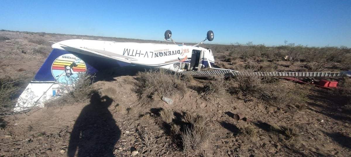 La avioneta quedó dada vuelta al final de la pista. Fuente (La Carretera)