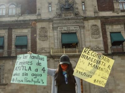 Saxofonista atacada con ácido protesta en Palacio Nacional