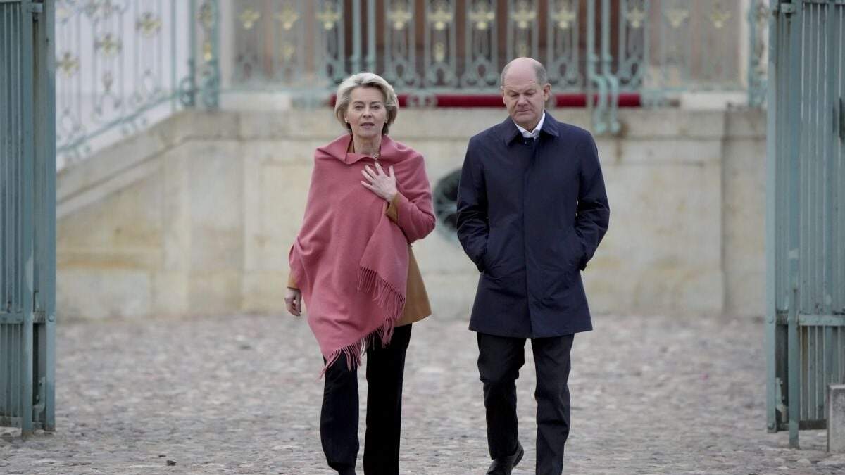El canciller alemán, Olaf Scholz, y la presidenta de la Comisión Europea, Ursula von der Leyen, llegan a una conferencia de prensa en el Palacio de Meseberg, en Gransee, cerca de Berlín