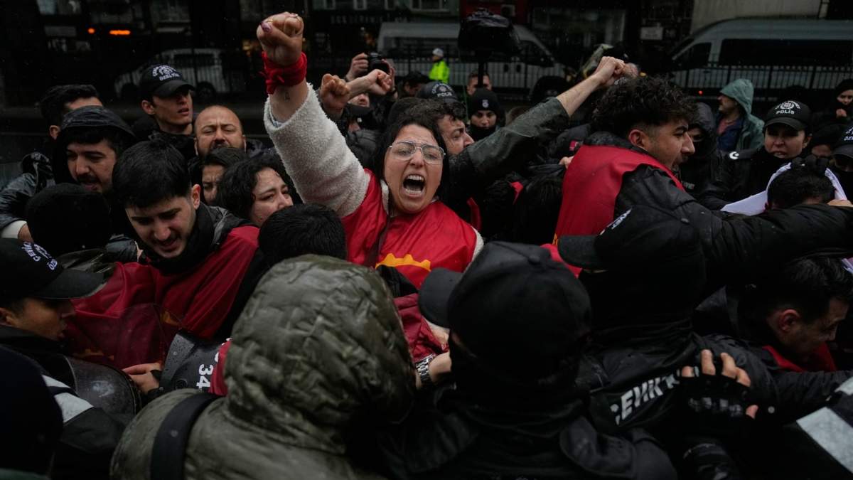 Sindicalistas se enfrentan con agentes de la policía turca mientras intentan llegar a la plaza Taksim, en Estambul, Turquía