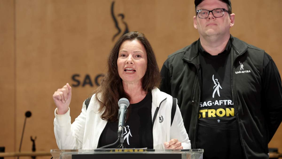 La presidenta de SAG-AFTRA, Fran Drescher, a la izquierda, y el director ejecutivo nacional y negociador en jefe de SAG-AFTRA, Duncan Crabtree-Ireland