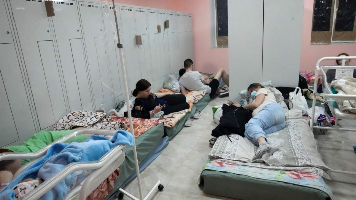Mujeres embarazadas y bebés recién nacidos en el sótano de un hospital de maternidad en Kiev