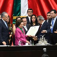 Diputados entregan a Ifigenia Martínez la primera medalla Sor Juana Inés de la Cruz