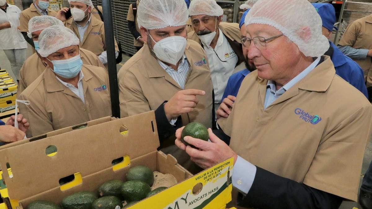 Ken Salazar visitó a productores de aguacate en Michoacán