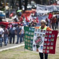 Padres de los 43 siguen su lucha 31 meses después