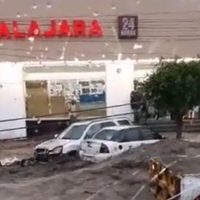 Lluvia arrasa en Ecatepec: "ríos" en avenidas se llevan autos, comercios, mobiliario...