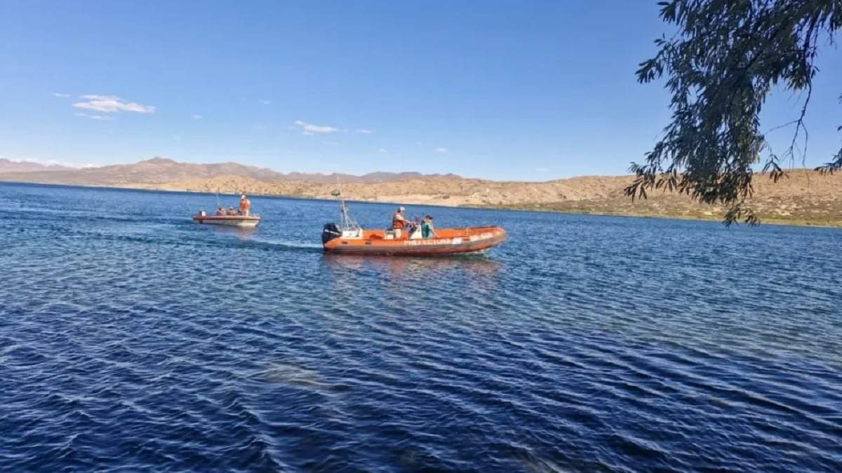Lanchas de Prefectura participaron del traslado de los pescadores a tierra firme. Fuente: (Noticias Nqn)