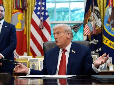 Trump anuncia aranceles de 100% a medicamentos y otras tasas para muebles y camiones pesados