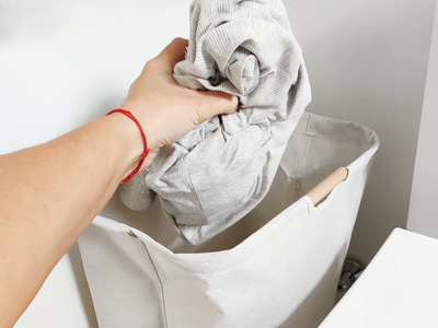 El secreto de las lavanderías con pocos ingredientes para quitar las manchas amarillas más difíciles de la ropa