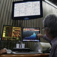 Se dispararon las acciones y bajó el Riesgo País