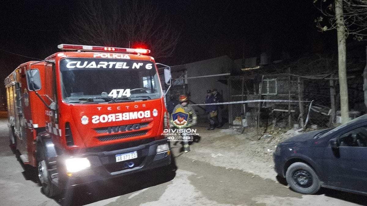 Tras extinguir el fuego, los bomberos hallaron a la mujer sin vida en una habitación. Fuente (Policía de Neuquén)