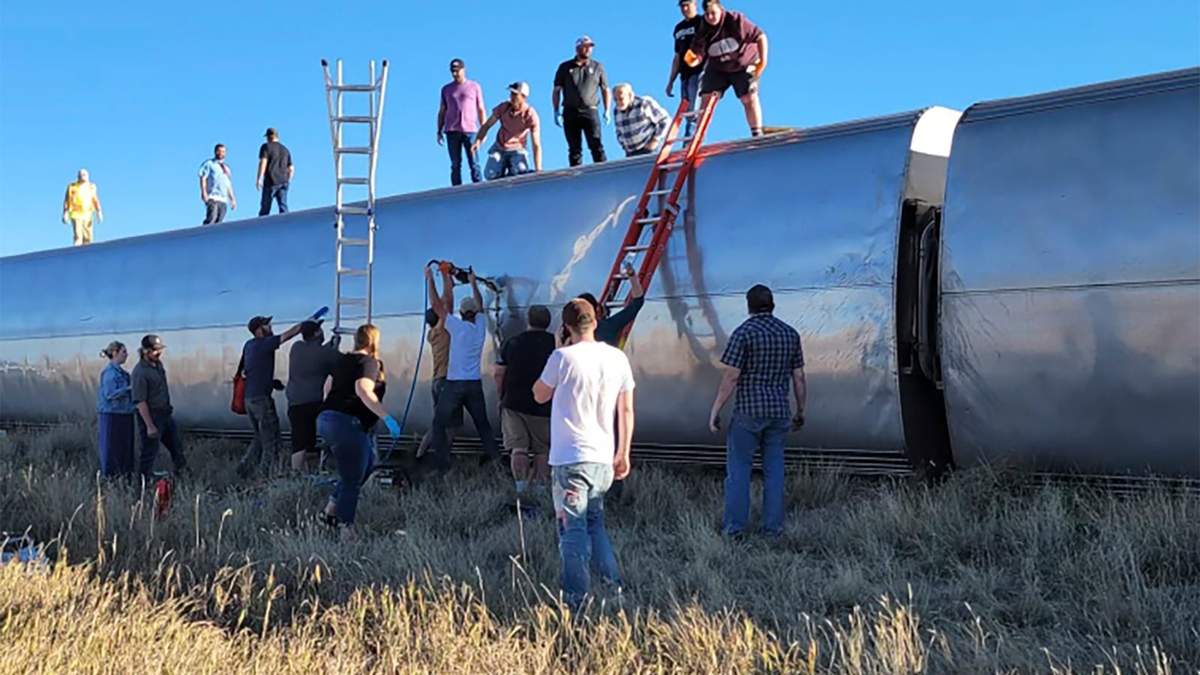 Varias personas trabajan en el lugar donde se descarriló un tren de Amtrak en el centro norte de Montana