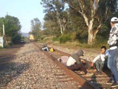 Normalistas bloquean vías del tren en Arteaga, Michoacán