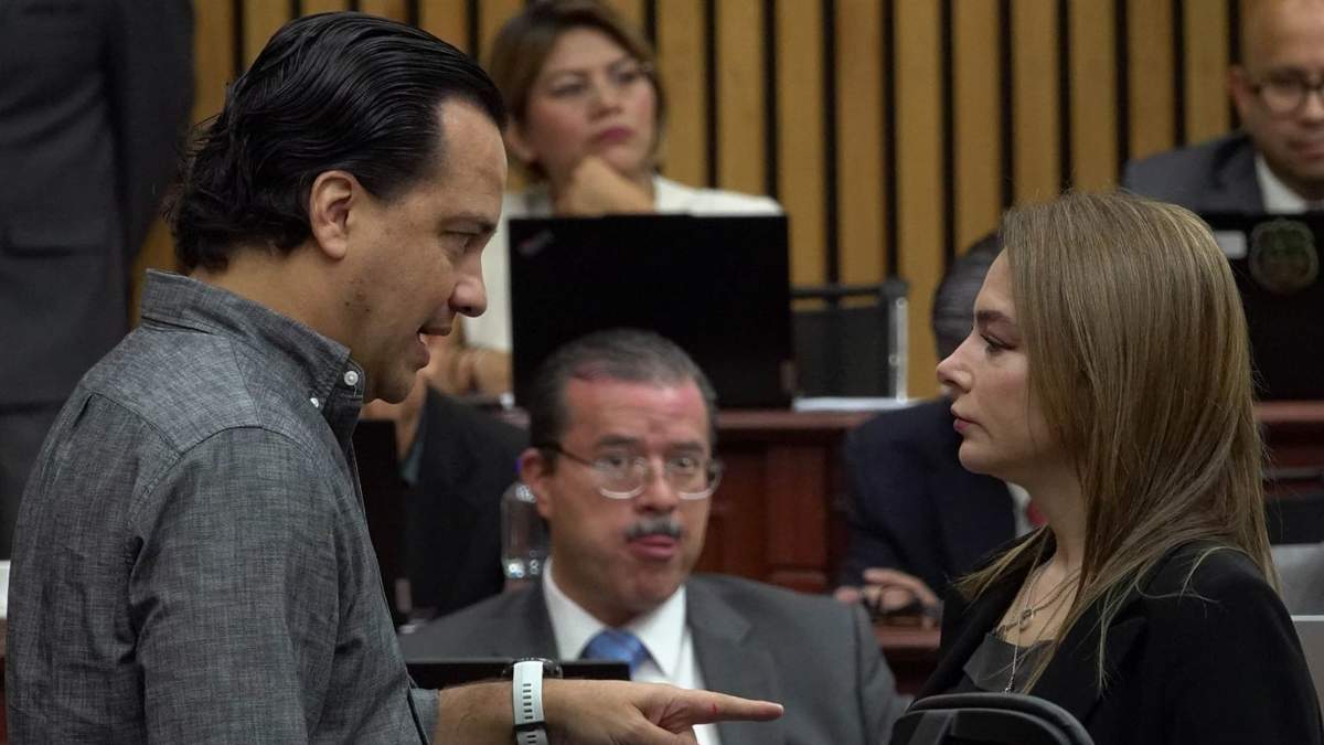 Emilio Suárez, representante del PRI en el INE y Carla Humphrey, consejera del INE, durante la sesión extraordinaria en el INE