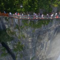 El terrorífico puente de cristal que se rompe mientras caminás