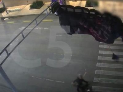 Paracaidista se atora en semáforo de Avenida Balderas, en el centro de la CDMX (Video)
