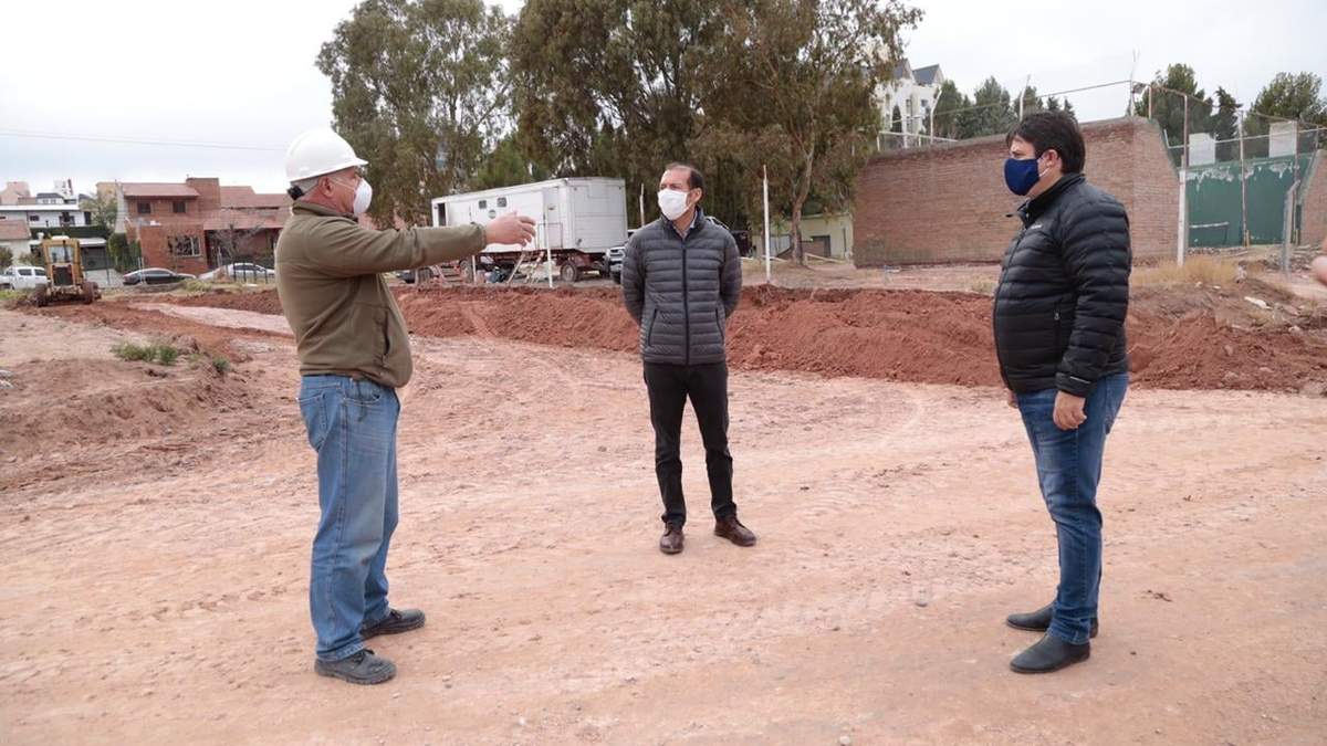 Gutiérrez recorriendo obras con Mariano Gaido. Fuente: (Twitter)