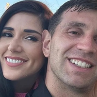 Así es por dentro el living de Dibu Martínez y Mandinha: un espacio moderno y con una mesa protagonista