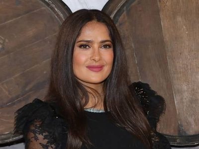 ¡No la para nadie! La foto de Salma Hayek totalmente al natural y sentada en... ¡No te la pierdas!
