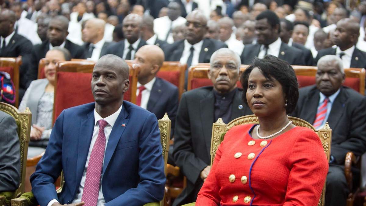 El presidente de Haití, Jovenel Moïse, sentado al lado de su esposa Martine durante su ceremonia de investidura en 2017