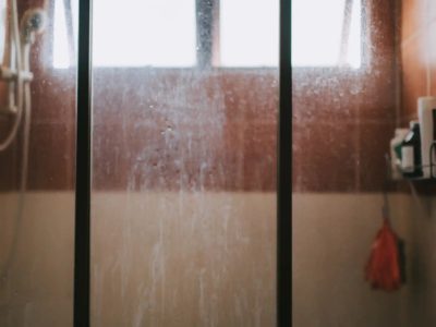 Exprés y económico: el truco para dejar la mampara del baño impecable usando solo 2 ingredientes