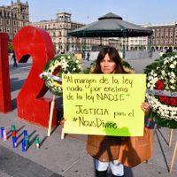 Instalan anti monumento por caso News Divine frente a Palacio Nacional