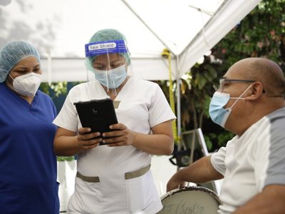 Este país de América Latina también aplicará una tercera dosis de la vacuna contra el coronavirus