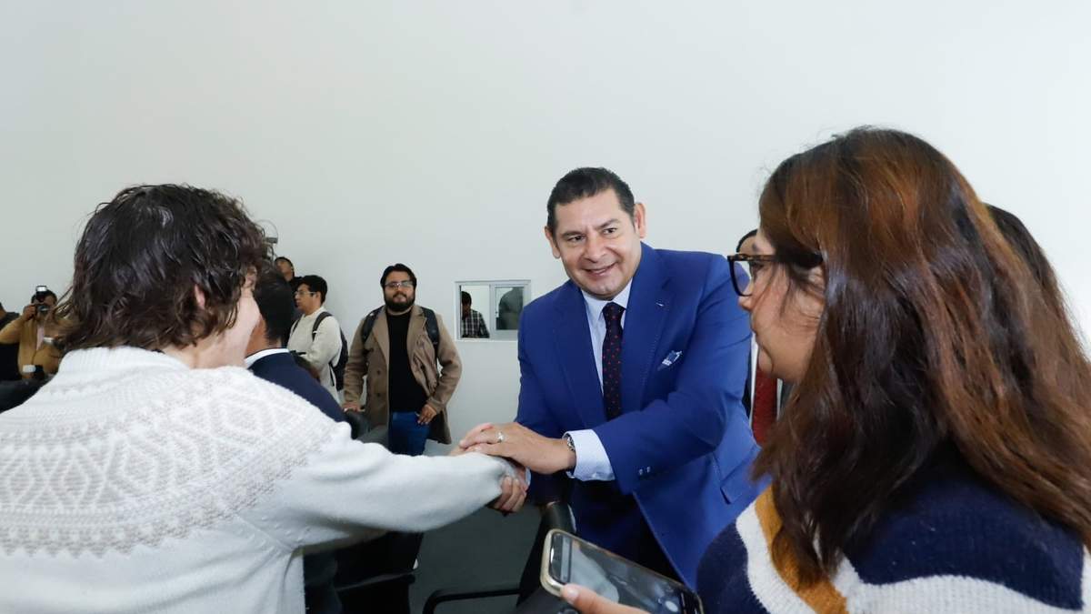 El gobernador dedicó alrededor de 10 minutos para saludar de mano a reporteros, fotógrafos y camarógrafos que acudieron a cubrir la “mañanera”