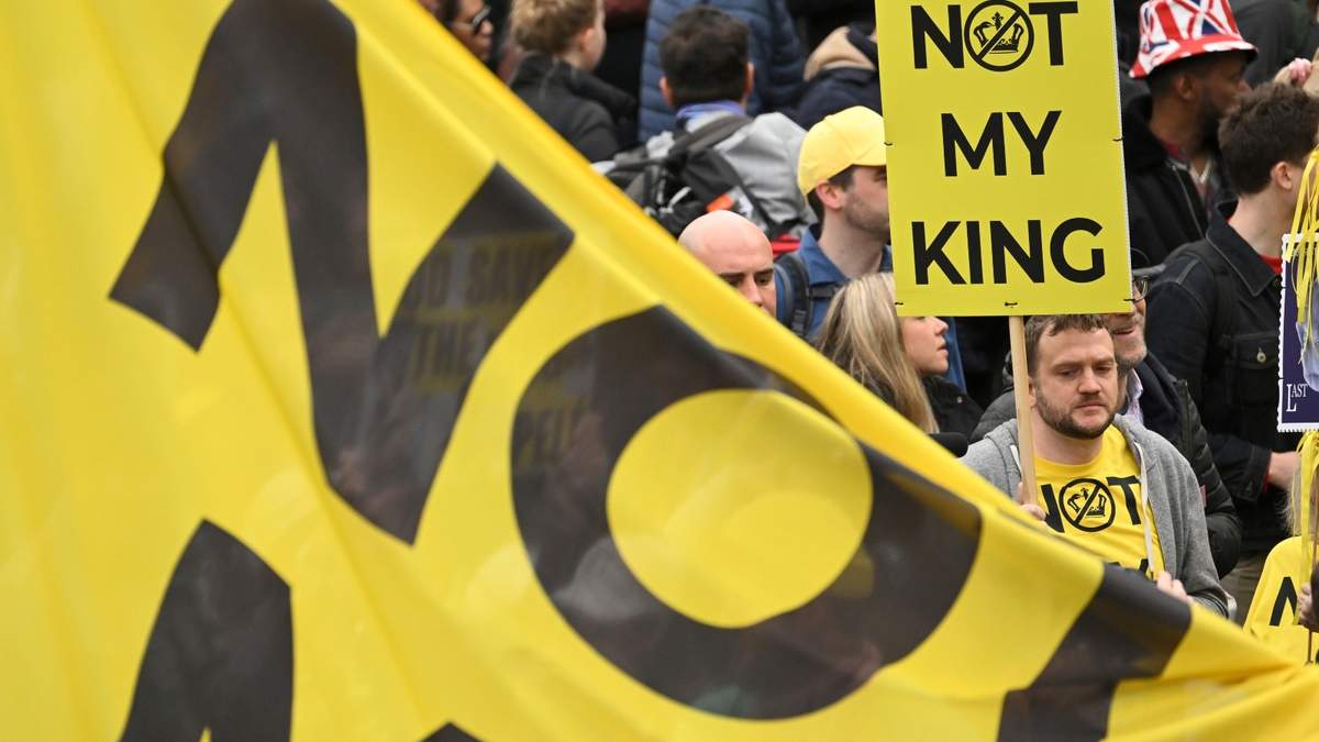 Manifestantes sostienen pancartas que dicen "No es mi rey" en Trafalgar Square antes de la coronación del rey Carlos III