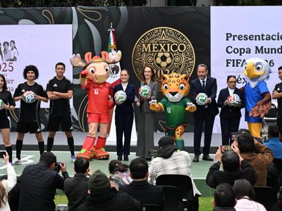 “Se lo voy a dar a una niña para que pueda soñar con futbol”: Sheinbaum regalará el boleto 001