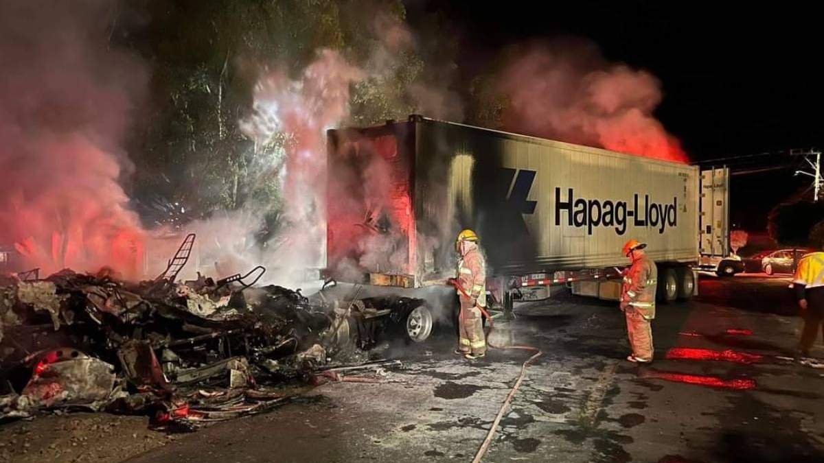 Un tráiler incendiado tras los enfrentamientos en Tamazula