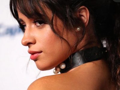 ¡Rebelde! Camila Cabello se sienta como quiere aunque muestre de más
